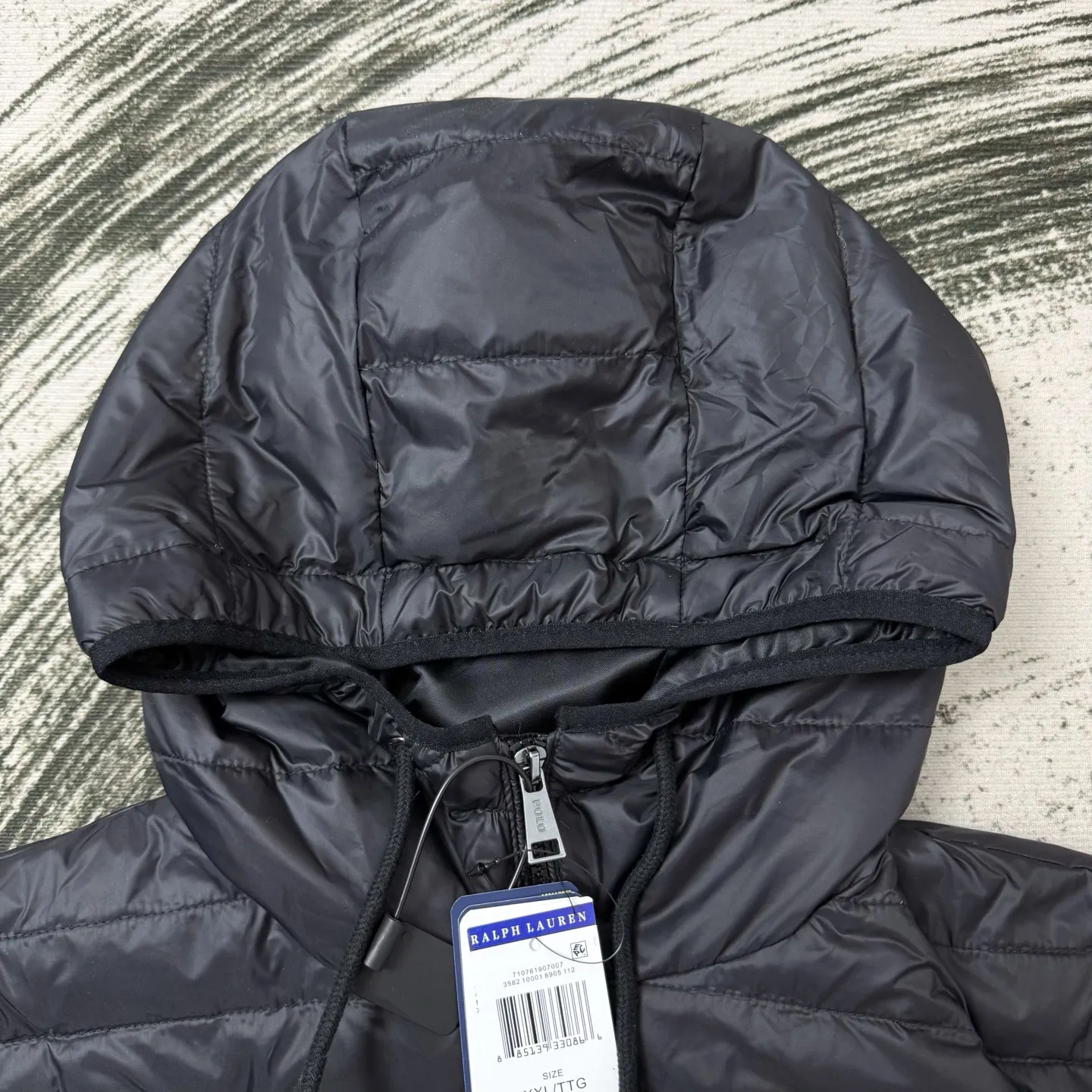 P670 Ralph small label embroidered down hooded jacket, the same style at Ralph Lauren counters. It is made of 80 velvet. The fleece is warm enough. It is very textured on the hand. It is three-dimensional and atmospheric. It is easy to wear in winter. It is simple and elegant. It adopts the os version. The upper body effect is very good. It is suitable for all body types. Soft and comfortable. Craftsmanship imported custom zippers➕Hardware and accessories are complete. The embroidery is full and three-dimensional. Perfect restoration of zp 2:1. Same style for men and women. Versatile and easy to wear. Size M L XL XXL color black navy blue army green